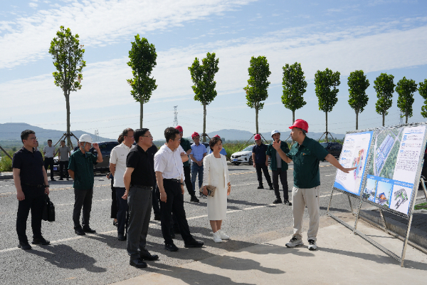 省教育厅厅长王庆东一行莅临东升国际官网集团再生资源绿色分拣中心项目调研领导(图2)