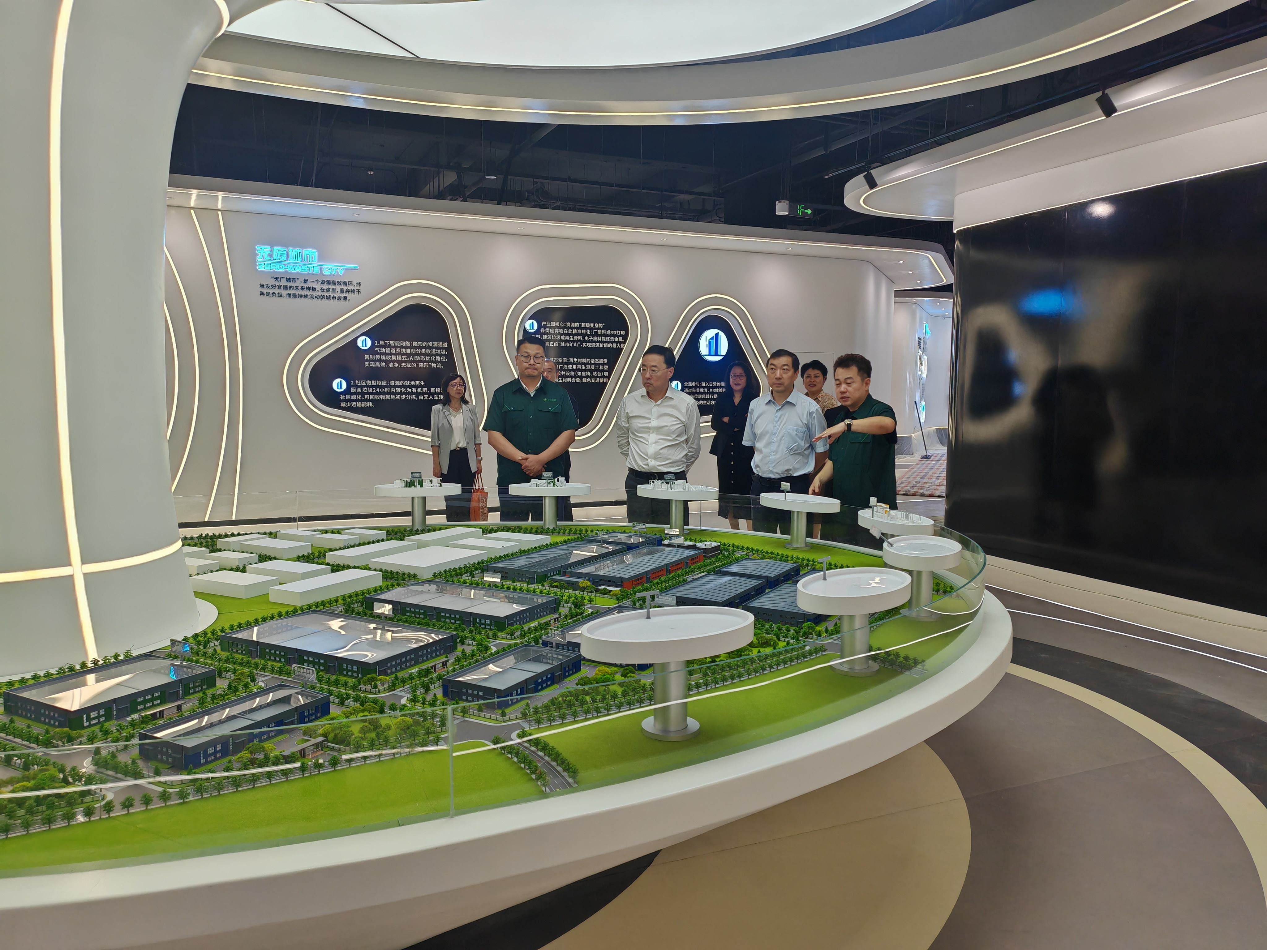 银企携手聚力 赋能循环新发展 ——交通银行大连分行辅导一行莅临东升国际官网集团参观互换(图2) 银企携手聚力 赋能循环新发展 ——交通银行大连分行辅导一行莅临东升国际官网集团参观互换(图2)