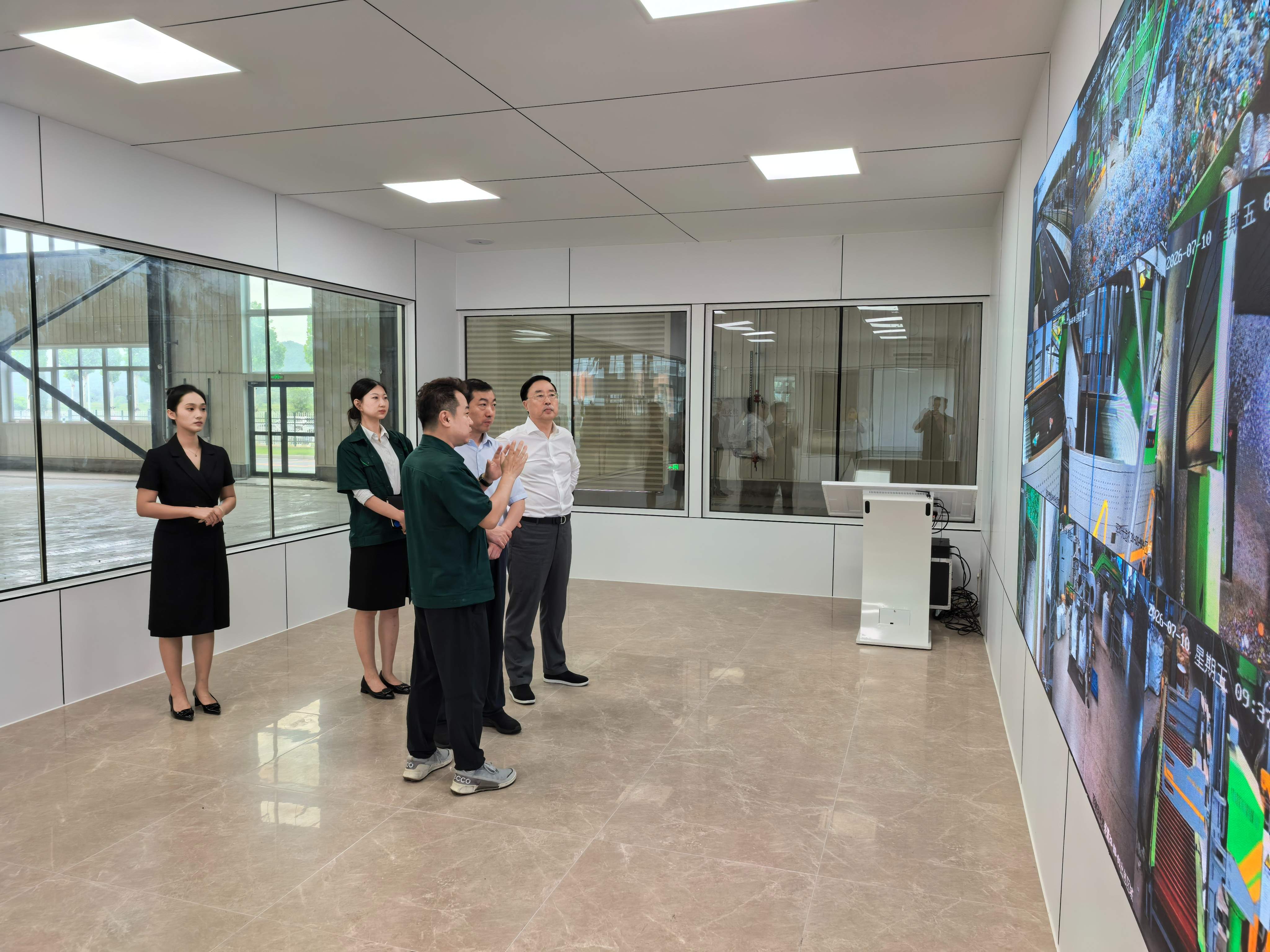 银企携手聚力 赋能循环新发展 ——交通银行大连分行辅导一行莅临东升国际官网集团参观互换(图4) 银企携手聚力 赋能循环新发展 ——交通银行大连分行辅导一行莅临东升国际官网集团参观互换(图4)